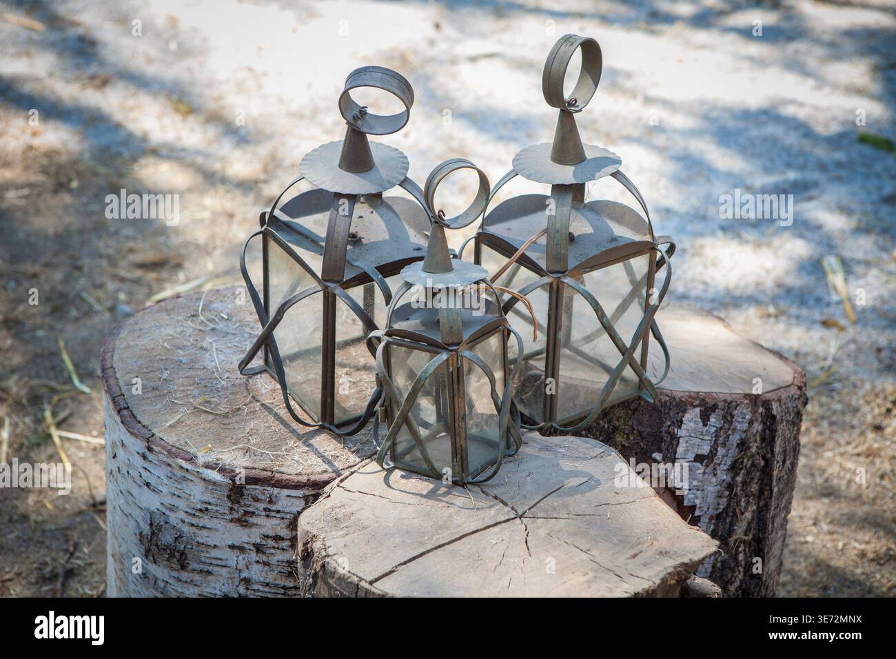 Antiche lanterne di ferro mostrate su tronchi d'albero. Ricostruzione del campo militare romano. Foto Stock