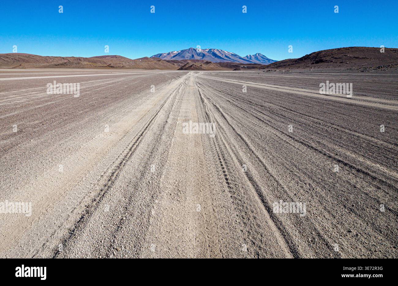 Ampia strada non definita che attraversa l'altiplano della Bolivia meridionale che porta a Uyuni e viene utilizzata principalmente dai veicoli a trazione integrale - Sud America Foto Stock