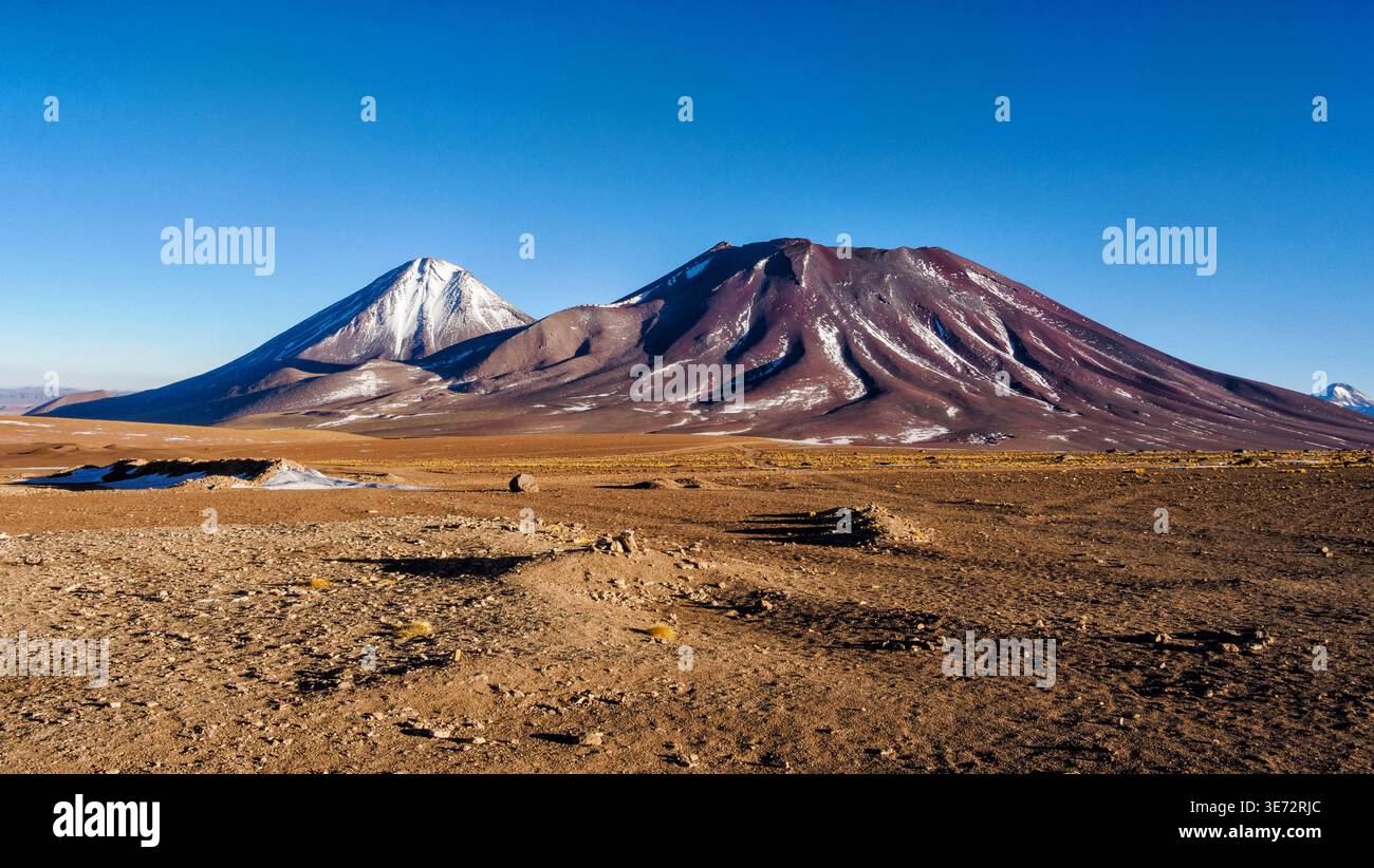 Vulcani Lincacabur e Juriques dall'altipiano del confine cileno boliviano nelle Ande del Sud America Foto Stock