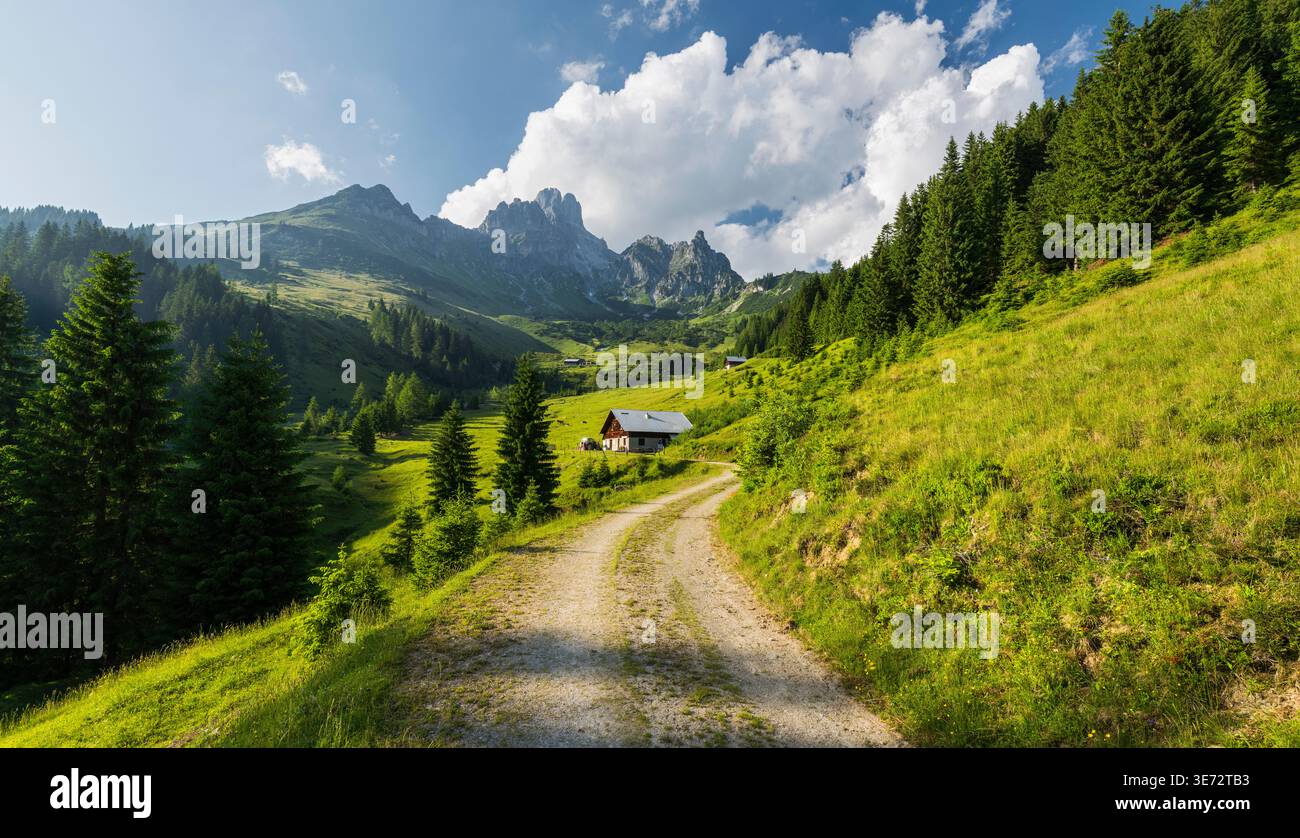 Strada di montagna, Bischofsmütze, montagne di Dachstein, Salisburgo, Austria Foto Stock