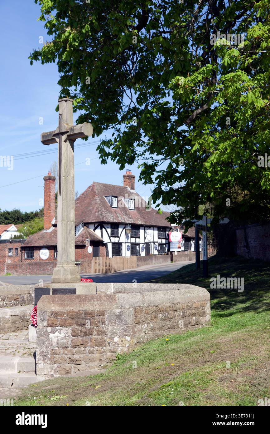 Il memoriale di guerra sul Village Green a Yalding, con la Walnut Tree Public House alle spalle Foto Stock