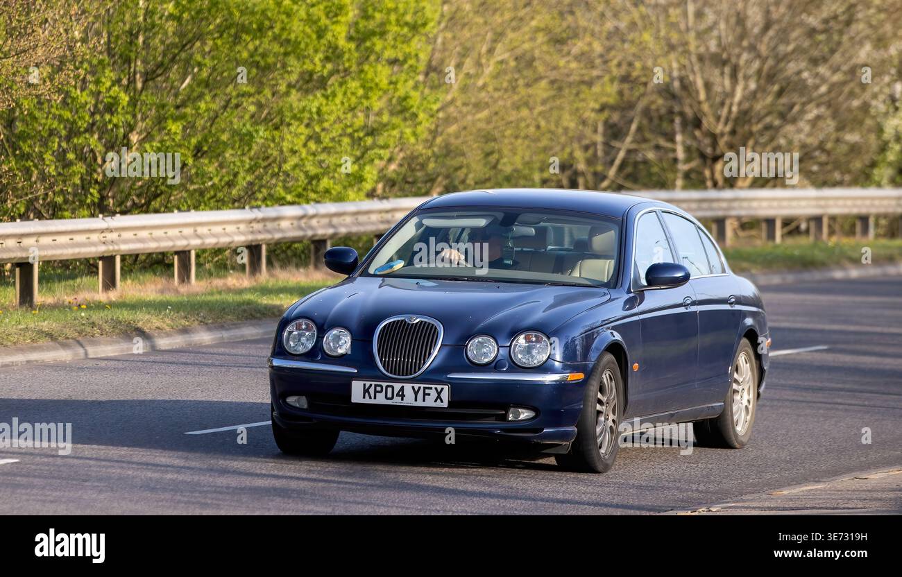Milton Keynes,Bucks,UK - 8 aprile 2026: 2004 Jaguar S TYPE guida di auto d'epoca. Su una strada inglese Foto Stock