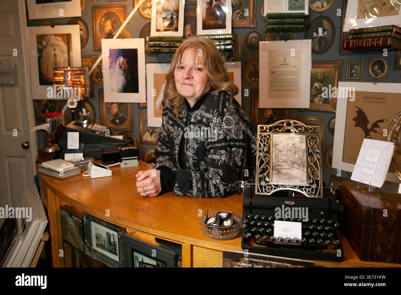 Michelle Smith, che lavora presso Oh Lala, il negozio originale di articoli di cancelleria Bronte, è dove i Bronte hanno comprato la loro carta da scrittura nel V Foto Stock