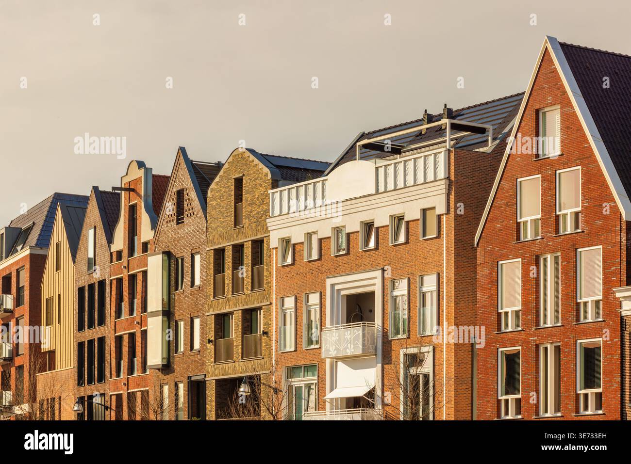 Vista al tramonto delle case sui canali contemporanee a Zwolle, Paesi Bassi Foto Stock