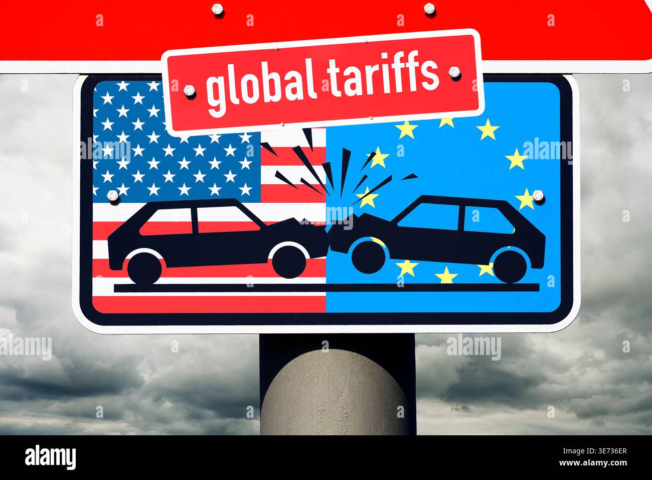 Scontrarsi con le automobili di fronte alle bandiere degli Stati Uniti e dell'Europa su un segnale stradale con l'iscrizione tariffe globali, controversia tariffaria simbolica tra Foto Stock