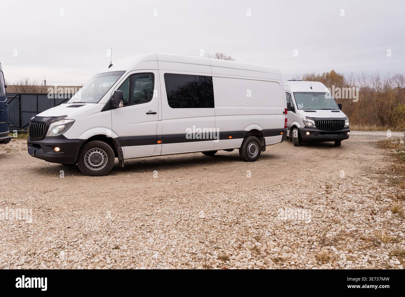 Due veicoli da trasporto professionali fermi su un terreno roccioso per la logistica e i concetti di spedizione Foto Stock