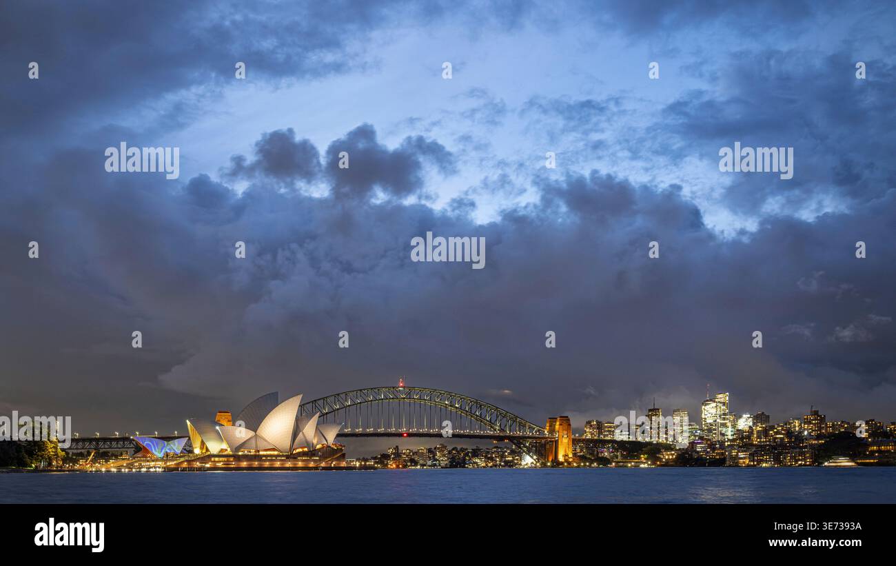 Teatro dell'opera, Harbour Bridge e skyline di North Sydney al tramonto. Sydney, nuovo Galles del Sud, Australia. Foto Stock