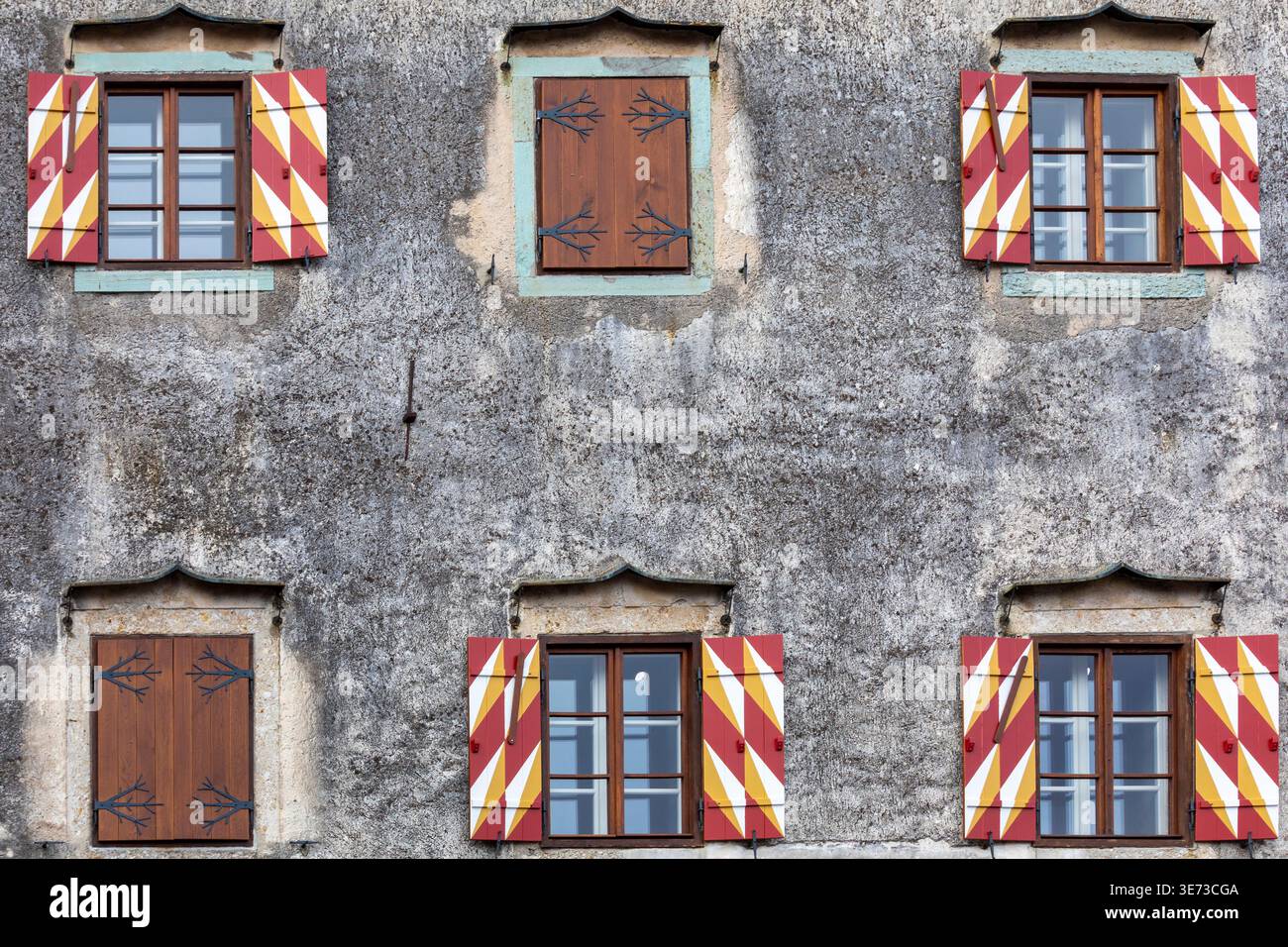 Finestre decorative con persiane colorate sulla facciata del Castello di Bled a Bled, Slovenia Foto Stock