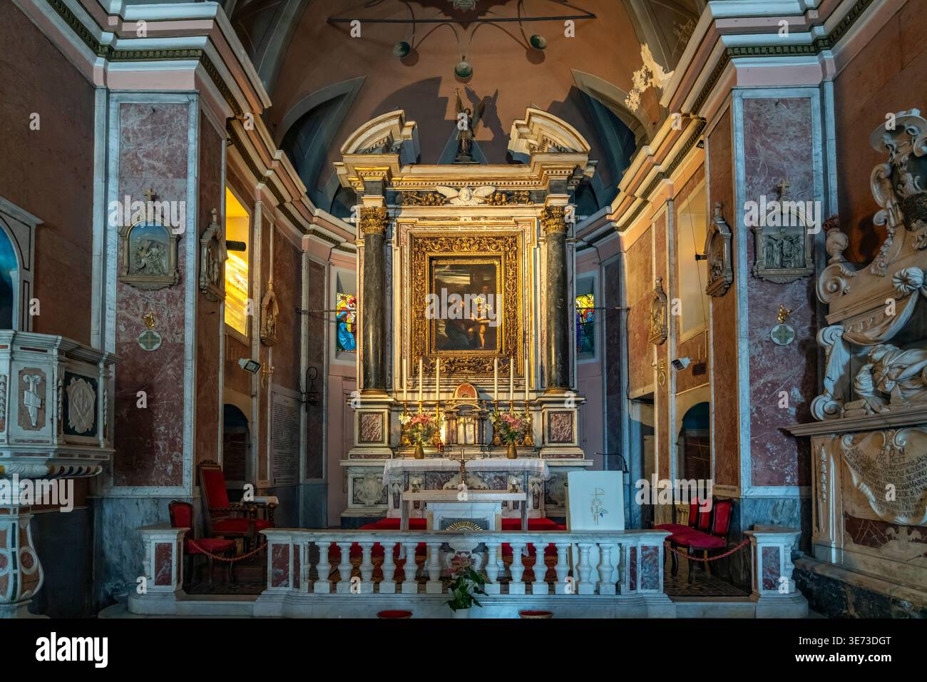 Altare della chiesa di pellegrinaggio di Notre-Dame de Lavasina, Brando, Cap Corse, Corsica, Francia Foto Stock