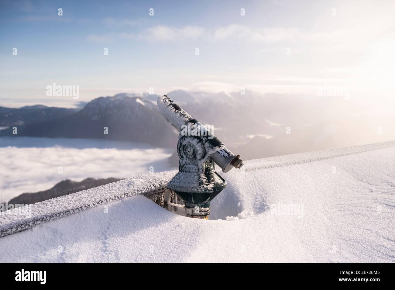 Paesaggio invernale innevato vicino alla Schafbergspitze House inverno sulla cima dello Schafberg all'alba, Salisburghese, Austria. Foto Stock