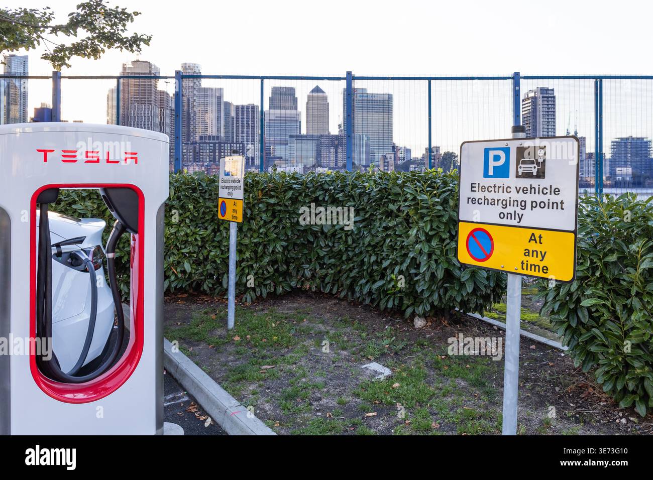 Stazione di ricarica Tesla con sfondo City skyline. Londra, Regno Unito, 14 ottobre 2023 Foto Stock