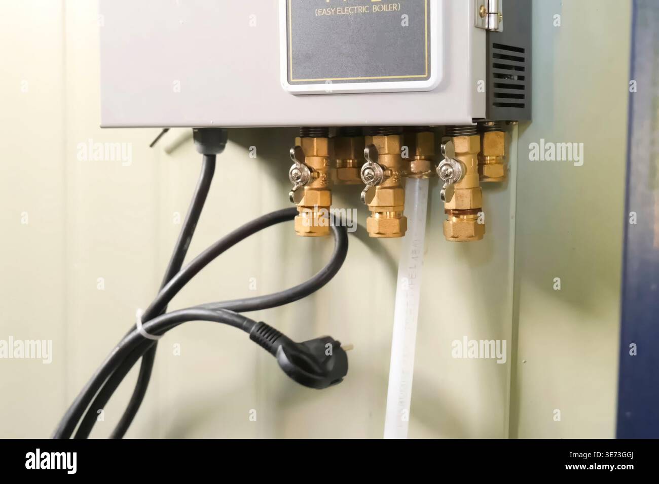 tre rubinetti all'ingresso e all'uscita della caldaia elettrica per il riscaldamento dell'acqua. Foto Stock