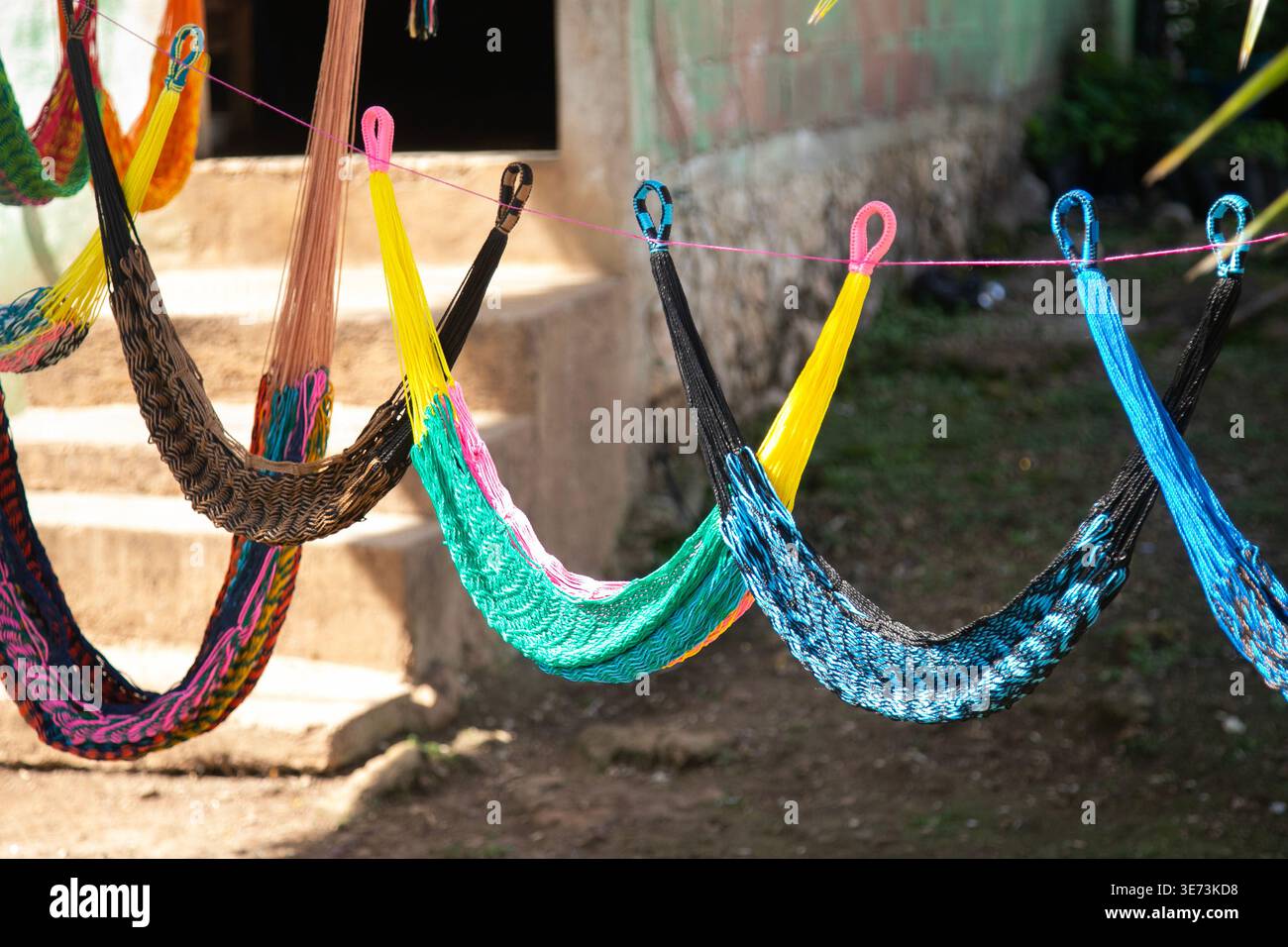 Colorato artigianato tessile realizzato dagli indigeni di Ek Balam nello Yucatan, Messico. Foto Stock