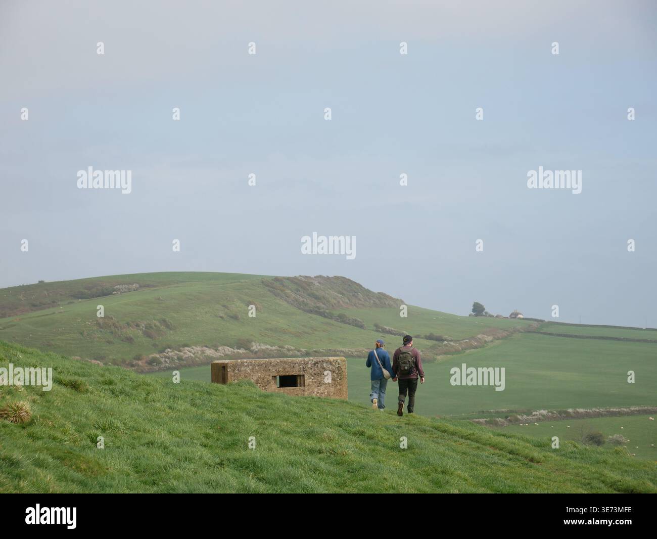 Giovane coppia che cammina sulla costa giurassica vicino alla parte finale di Abbotsbury della Fleet Lagoon. Dorset, Inghilterra, Regno Unito Foto Stock