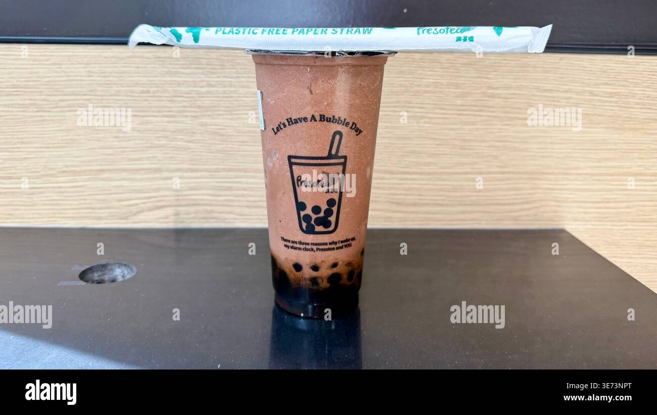 Bolle di tè al cioccolato con una cannuccia di carta priva di plastica in una tazza trasparente. Drink da asporto ecologico nella British Columbia, Canada. 9 aprile 2026. Foto Stock