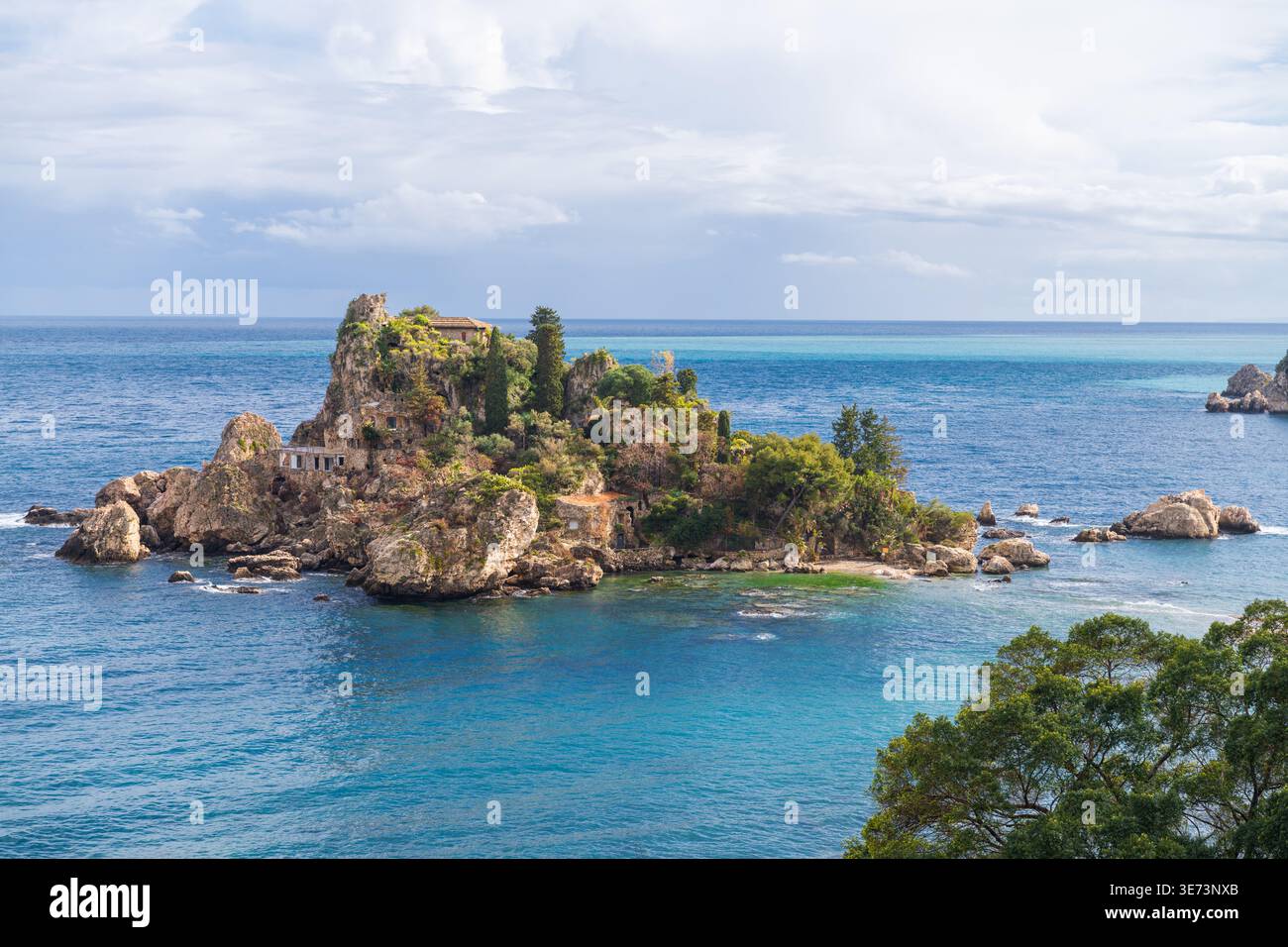 Isola bella a Taormina, Sicilia. Pittoresco paesaggio costiero del Mar Ionio Foto Stock