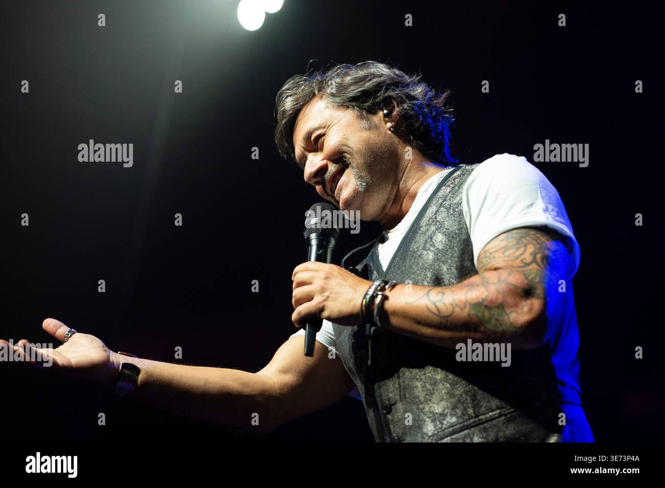 Il musicista argentino Diego Antonio caccia, noto come Diego Torres, si esibisce durante il suo concerto al Principe Pio, 8 aprile 2026, a Madrid, in Spagna. Foto Stock
