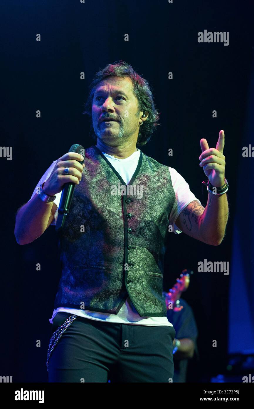 Il musicista argentino Diego Antonio caccia, noto come Diego Torres, si esibisce durante il suo concerto al Principe Pio, 8 aprile 2026, a Madrid, in Spagna. Foto Stock