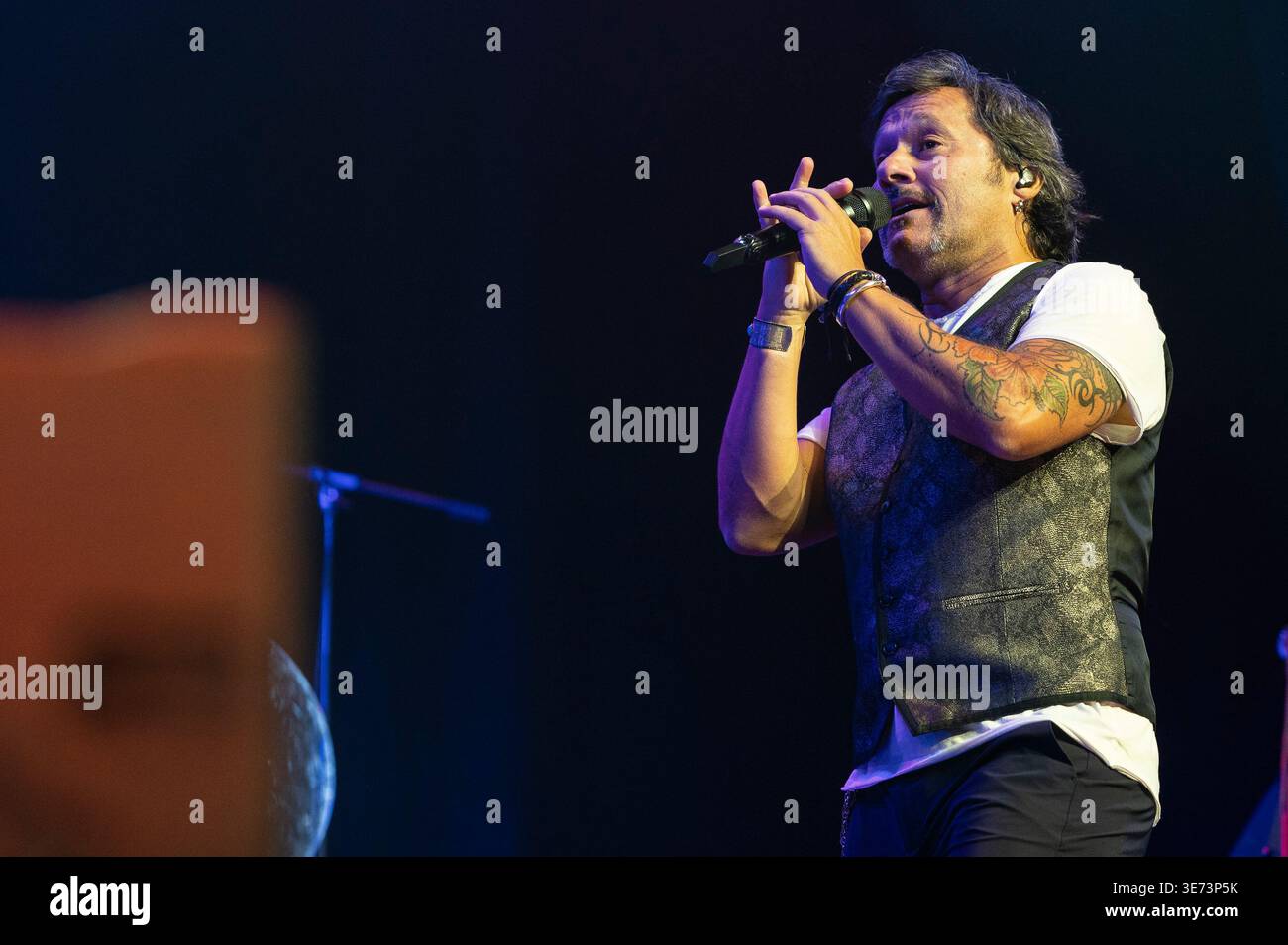 Il musicista argentino Diego Antonio caccia, noto come Diego Torres, si esibisce durante il suo concerto al Principe Pio, 8 aprile 2026, a Madrid, in Spagna. Foto Stock
