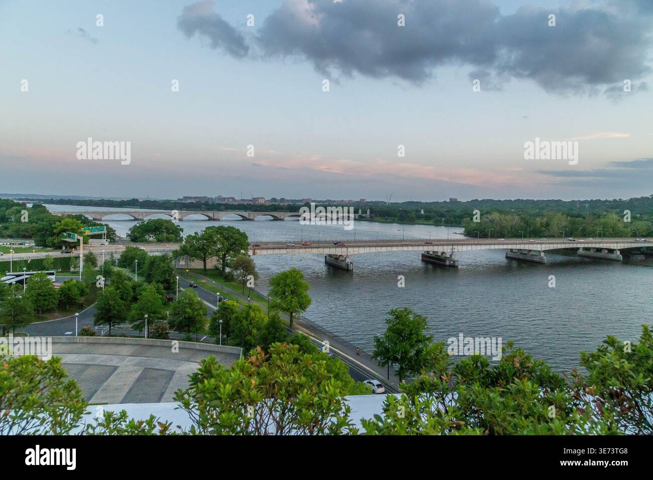 Vista elevata del Theodore Roosevelt Bridge che attraversa il fiume Potomac al crepuscolo, Washington D.C., USA Foto Stock