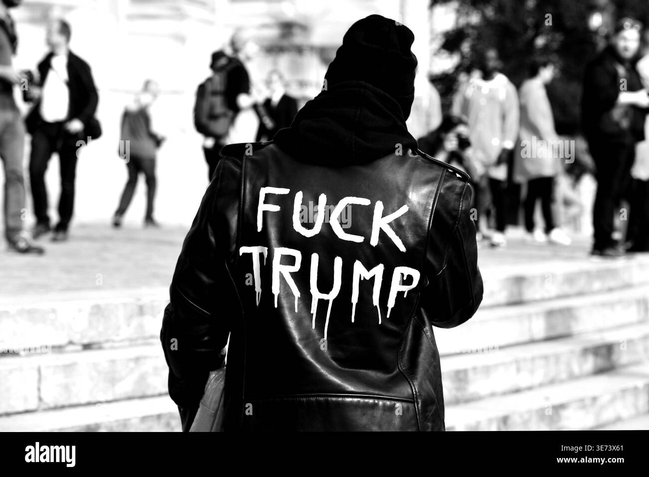 Ospite che indossa uno slogan politico sulla sua giacca in pelle alla Paris Fashion Week - Francia Foto Stock