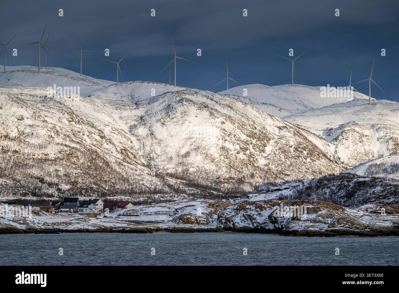 Vista panoramica costiera dell'isola di Kvaloya in inverno, Troms, Norvegia Foto Stock