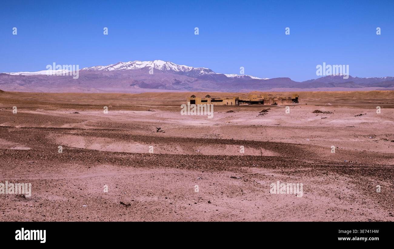 Film ambientato nel deserto di fronte agli Atlas Studios a Quarzazate (Gladiatore, Trono di Spade...), sullo sfondo delle montagne dell'Atlante Foto Stock