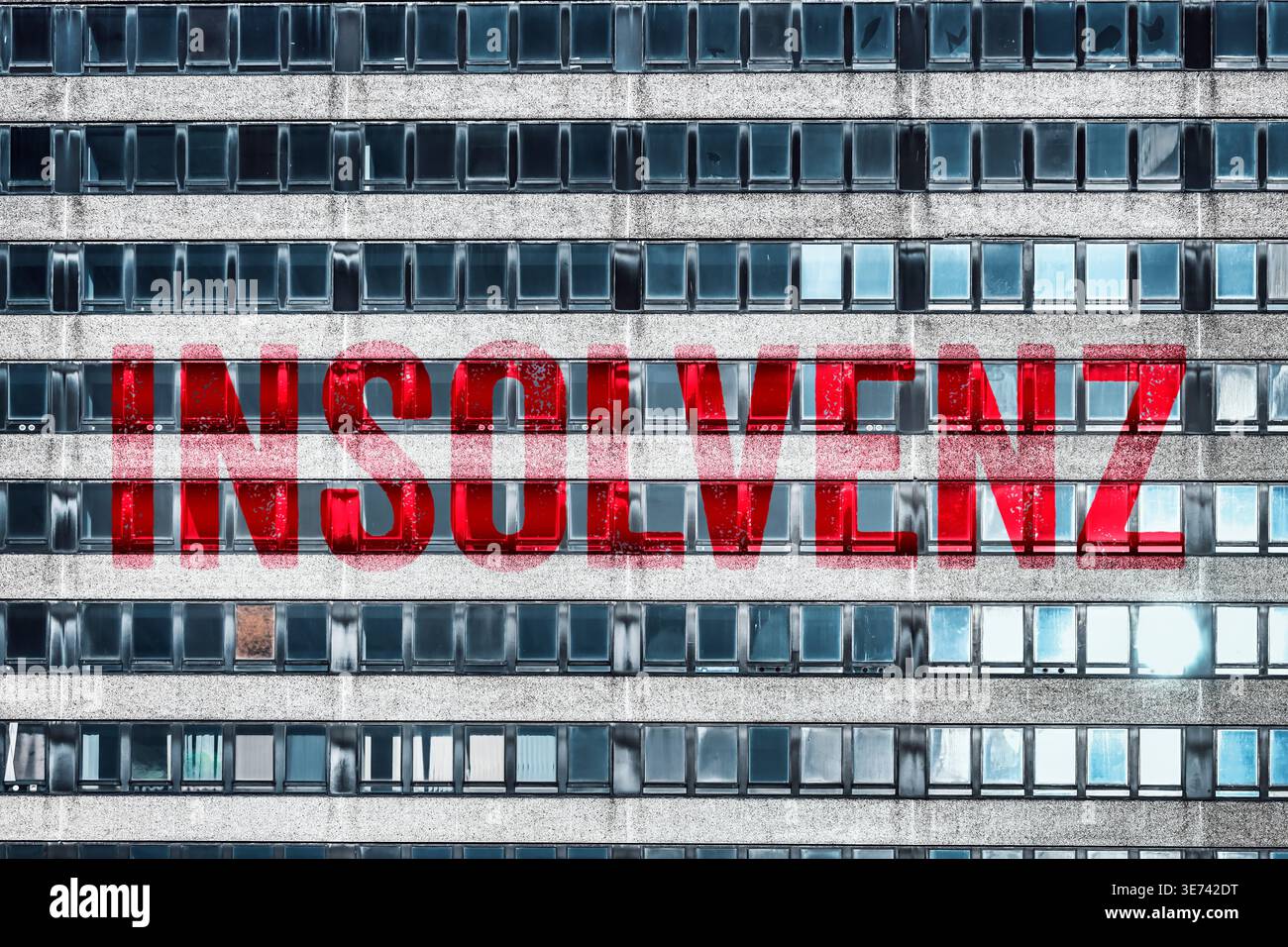 Edificio per uffici vuoto ad Amburgo con segnale di insolvenza, fotomontaggio Foto Stock