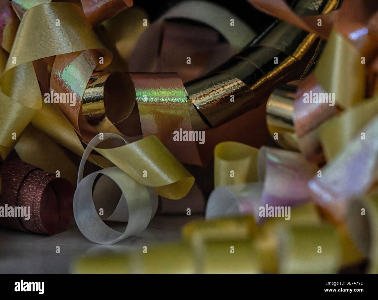 Una disposizione caotica di nastri metallici Foto Stock