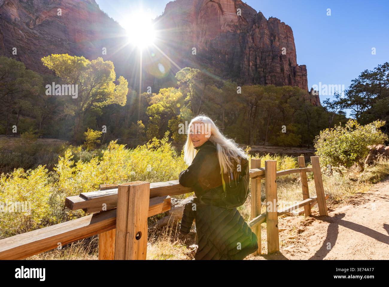 USA, Utah, Zion National Park, donna anziana appoggiata sulla recinzione lungo il sentiero per Angels Landing Foto Stock