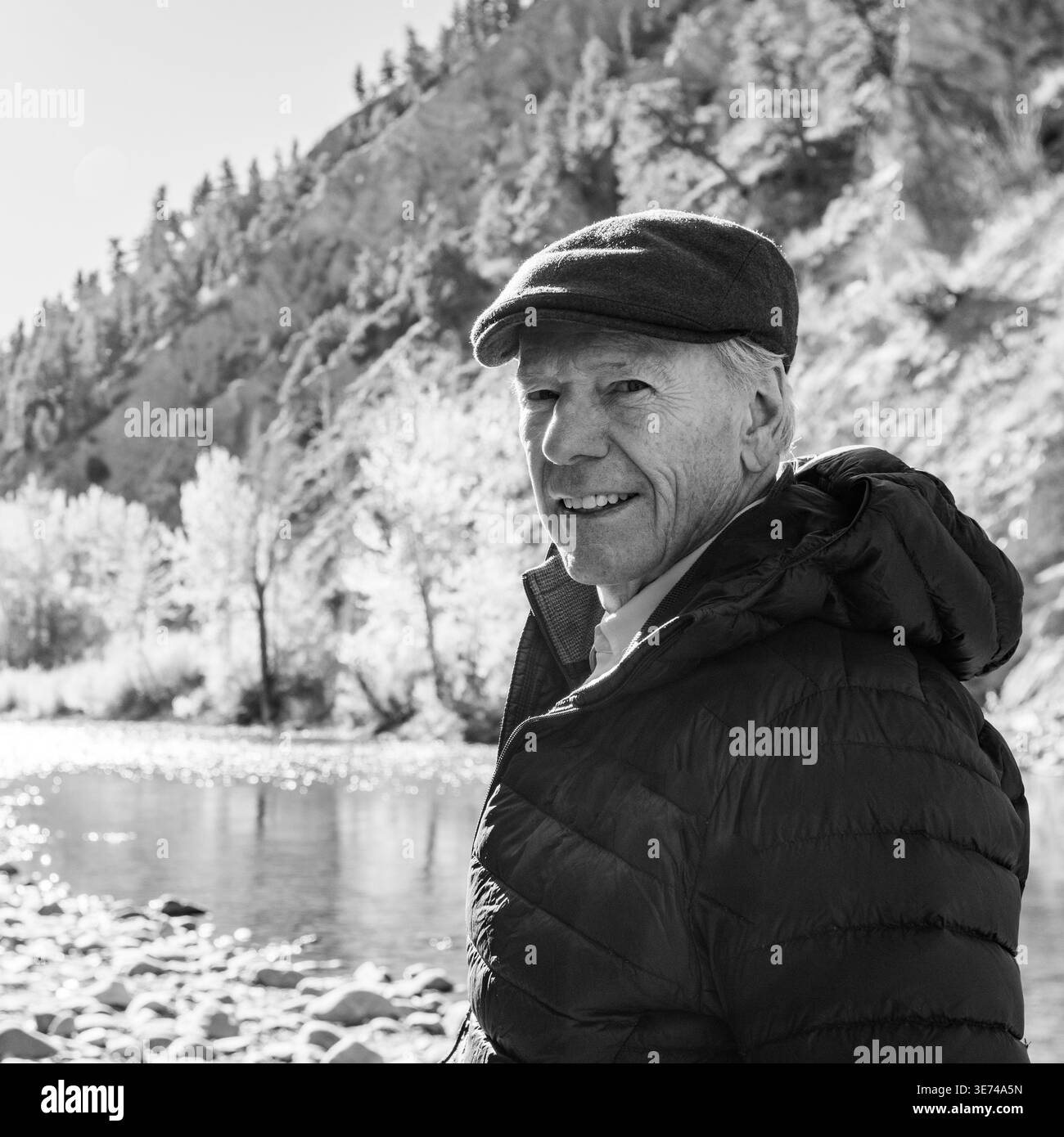 USA, Idaho, Bellevue, Ritratto di un anziano sorridente sul fiume Foto Stock