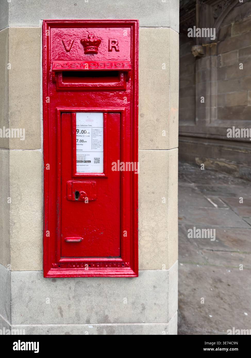 Shrewsbury, Inghilterra, Regno Unito - 31 marzo 2026; Queen Victoria VR cypher su cassetta postale rossa montata a parete con programma Foto Stock