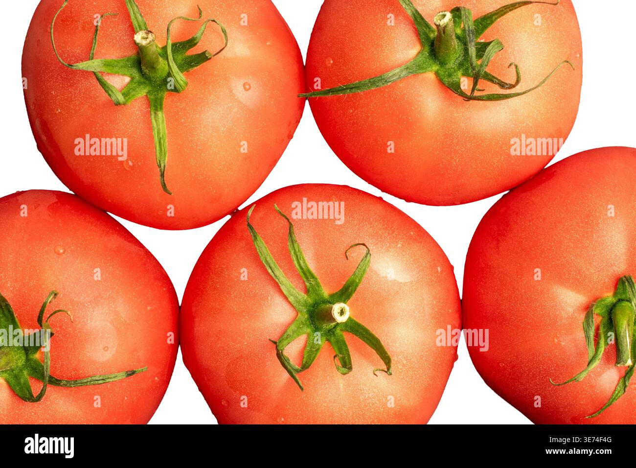 Pomodori rossi maturi con utensili da cucina isolati su sfondo bianco. macro. Vista dall'alto. Foto Stock