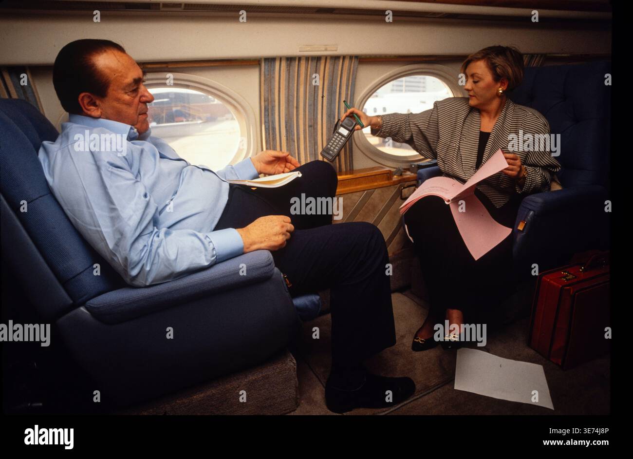 Il magnate dei media Robert Maxwell a bordo del suo jet aziendale Gulfstream IV diretto a Bruxelles, Belgio, 1990 Foto Stock