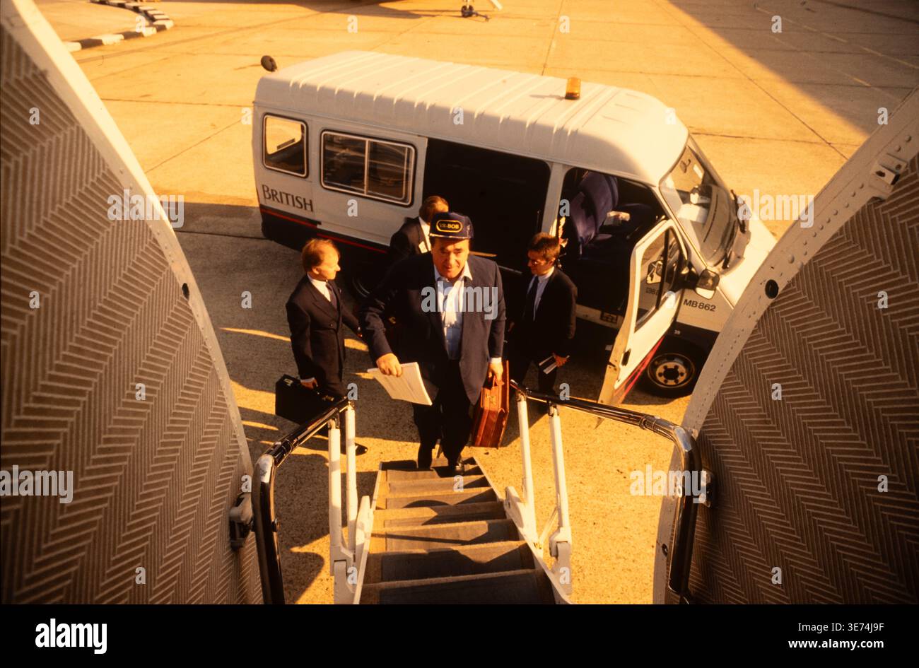 Robert Maxwell, magnate dei media, sale a bordo del suo jet aziendale Gulfstream IV e torna nel Regno Unito da Bruxelles, Belgio, 1990 Foto Stock