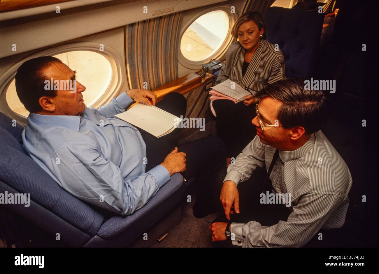 Il magnate dei media Robert Maxwell a bordo del suo jet aziendale Gulfstream IV diretto a Bruxelles, Belgio, 1990 Foto Stock
