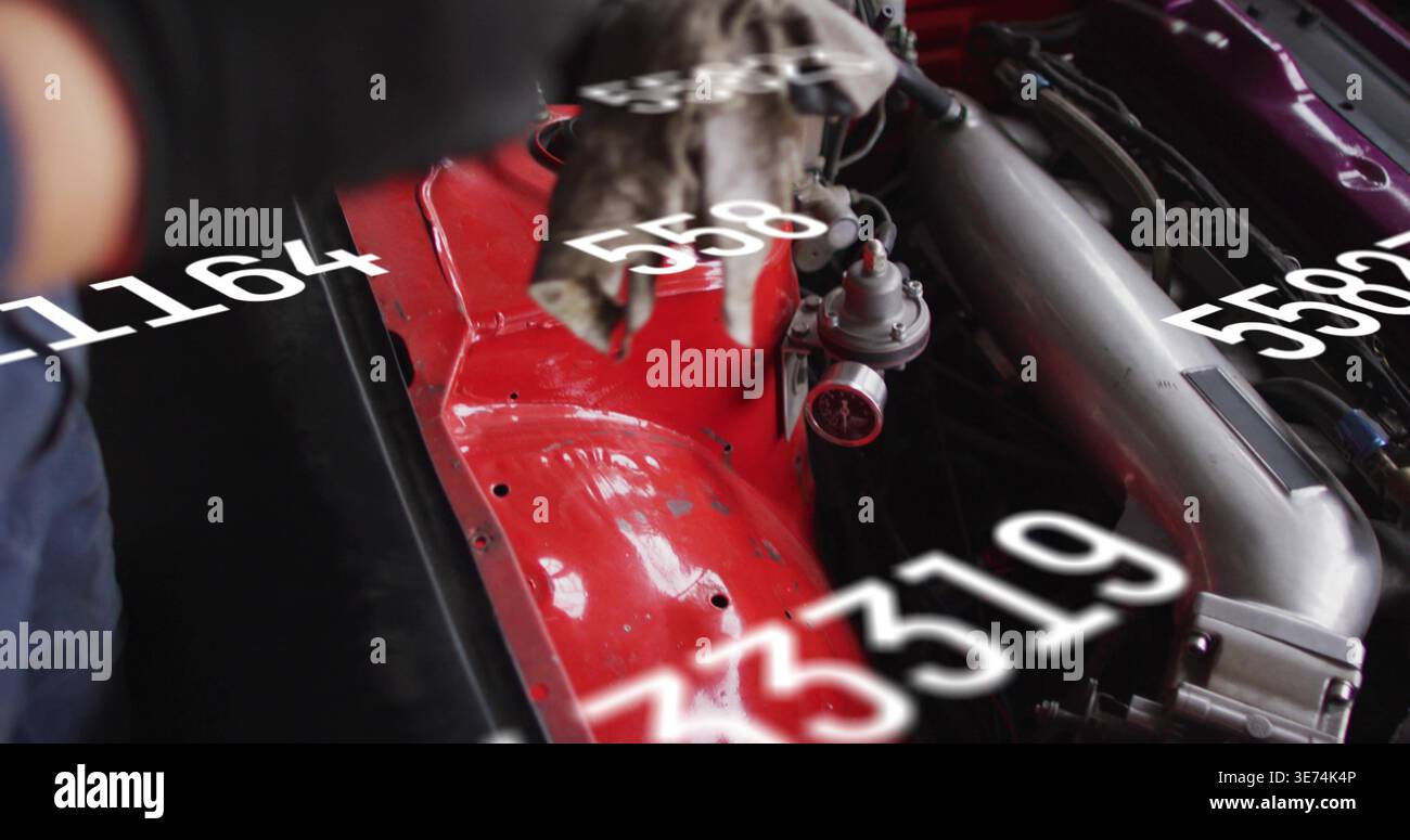 Il parafango interno rosso risplende nel garage, con jeans scuri a mano con guanto argento. Motore, auto, tubi flessibili, cablaggio, sensore, sovrapposizione, lavoro Foto Stock