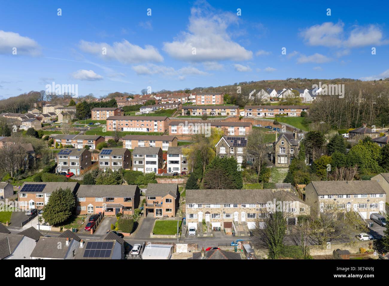 Vista aerea ravvicinata della città di Baildon a Bradford che mostra case con giardini vialetti e pannelli solari su una collina in un tranquillo quartiere residenziale Foto Stock