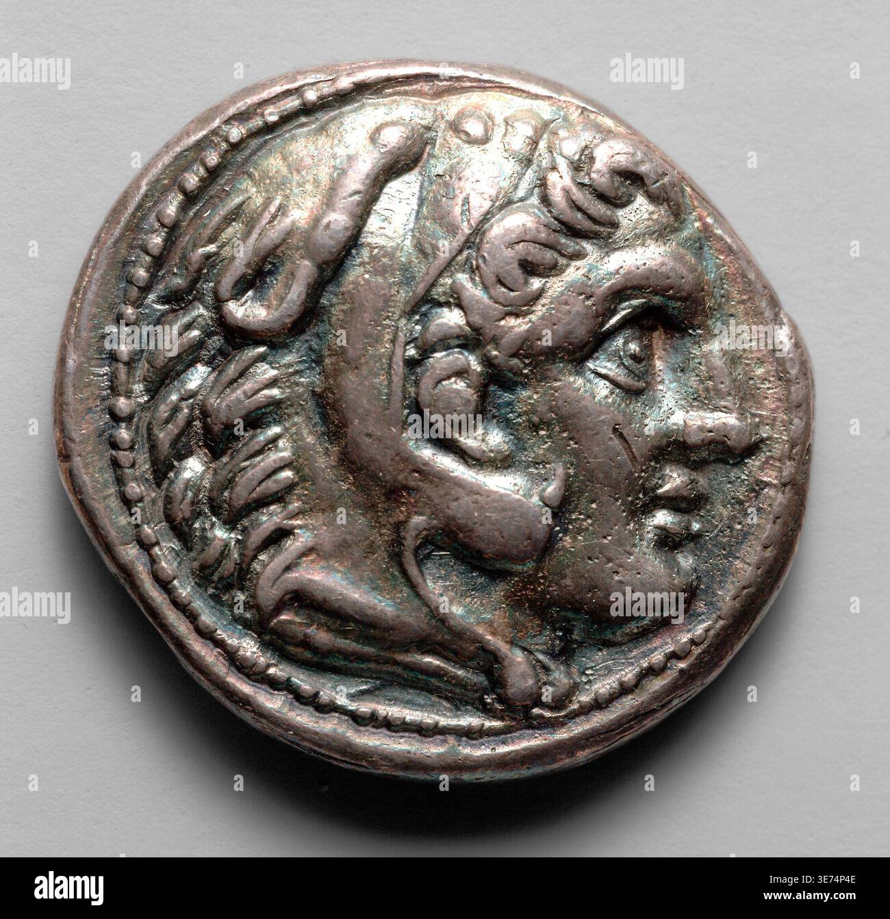 Tetradrachm: Testa di giovani Herakles, r., con pelle di leone (obverse), 336–323 a.C. Greco, macedone, coniò ad Ampipolis (Macedonia), regno di Alessandro III [il Grande]. Argento; diametro: 2.2 cm (7/8 poll.). Foto Stock
