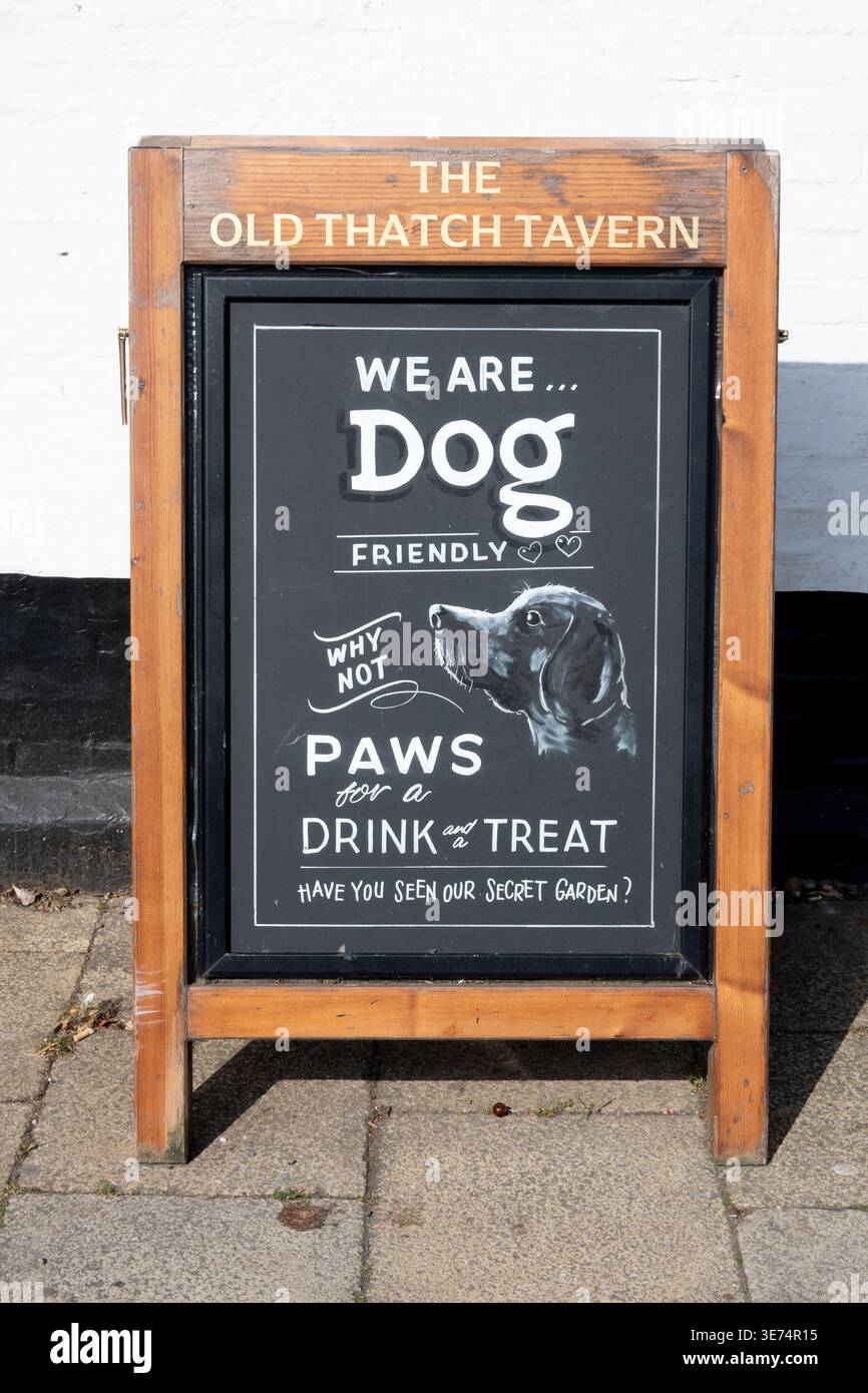 Cartello per pub in cui sono ammessi i cani, Stratford-upon-Avon, Warwickshire, Inghilterra, Regno Unito Foto Stock