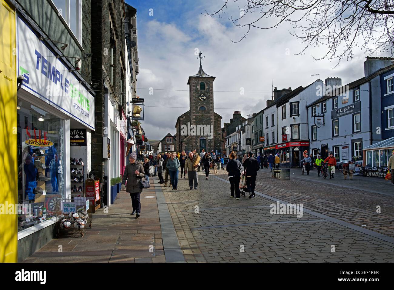 Nel cuore della pittoresca città mercato di Keswick nel Lake District si trova la Main Street. E' un quartiere vivace e pedonale. Foto Stock