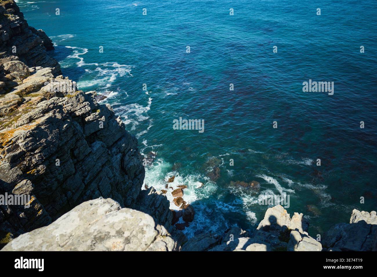 Vivace scena costiera. Paesaggio oceanico dinamico con onde. Splendida vista sulla costa robusta e sulle onde potenti Foto Stock