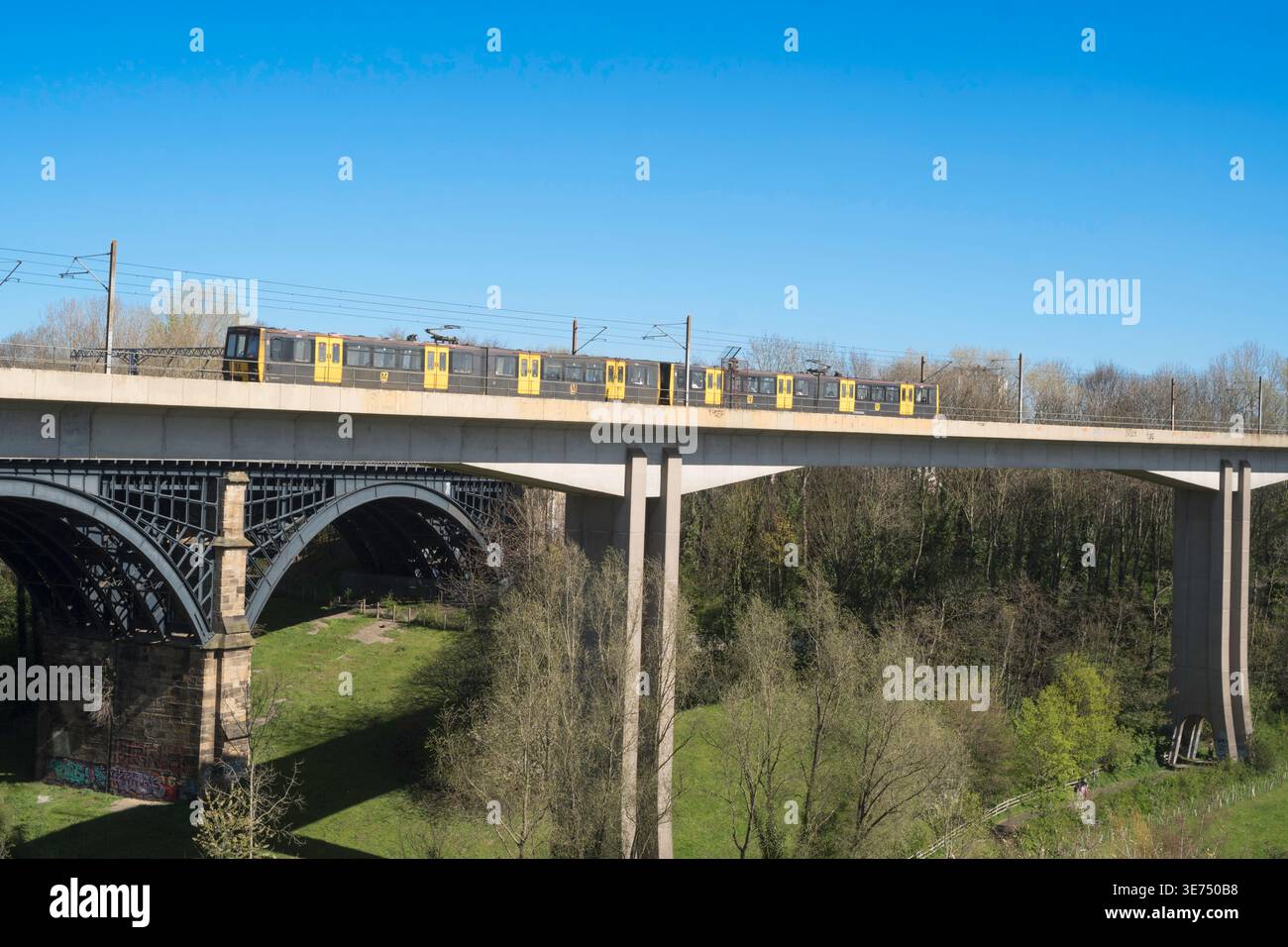 Old Tyne e Wear Metro train che attraversa il viadotto Byker a Newcastle upon Tyne, Inghilterra, Regno Unito Foto Stock