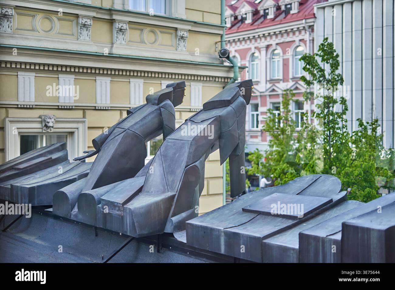 Una vista ravvicinata di due sculture astratte in bronzo che raffigurano rematori o vogatori in pose dinamiche inclinate, con forme metalliche geometriche e frammentate Foto Stock