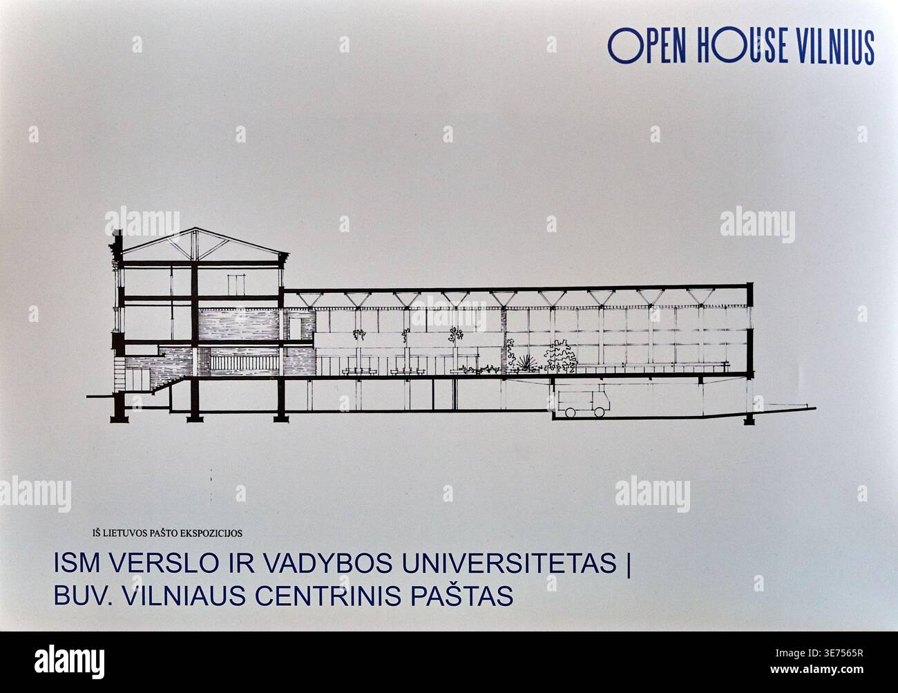 Un disegno tecnico di sezione architettonica visualizzato su uno sfondo bianco, che mostra la struttura interna di un lungo edificio a più piani con Foto Stock