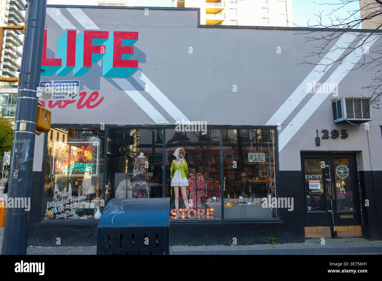 Il Wildlife Thrift Store di Granville Street e Drake Street nel centro di Vancouver, British Columbia. Foto Stock