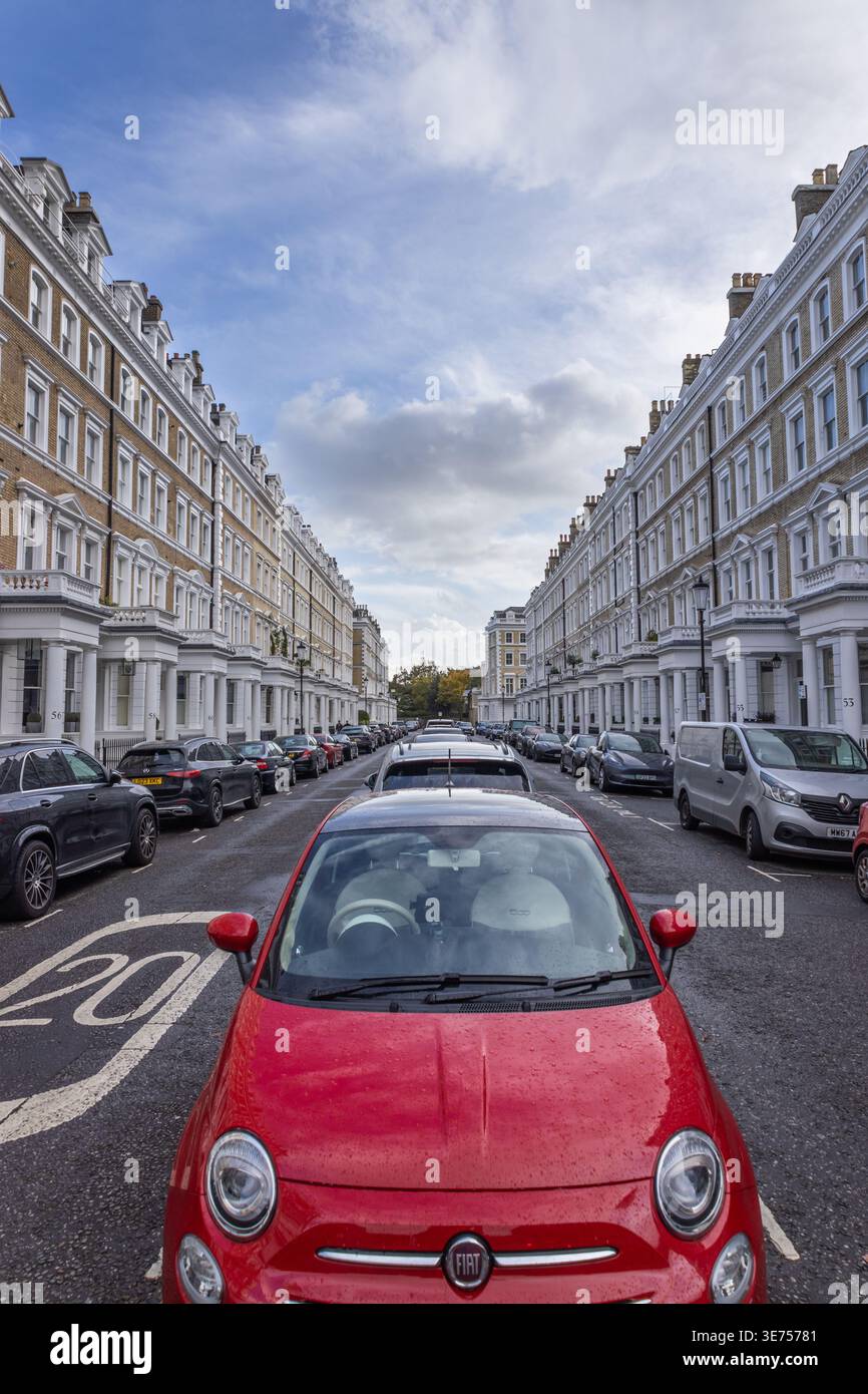 Auto parcheggiata su una strada di Londra con case bianche terrazzate. Londra, Regno Unito, 28 ottobre 2023 Foto Stock