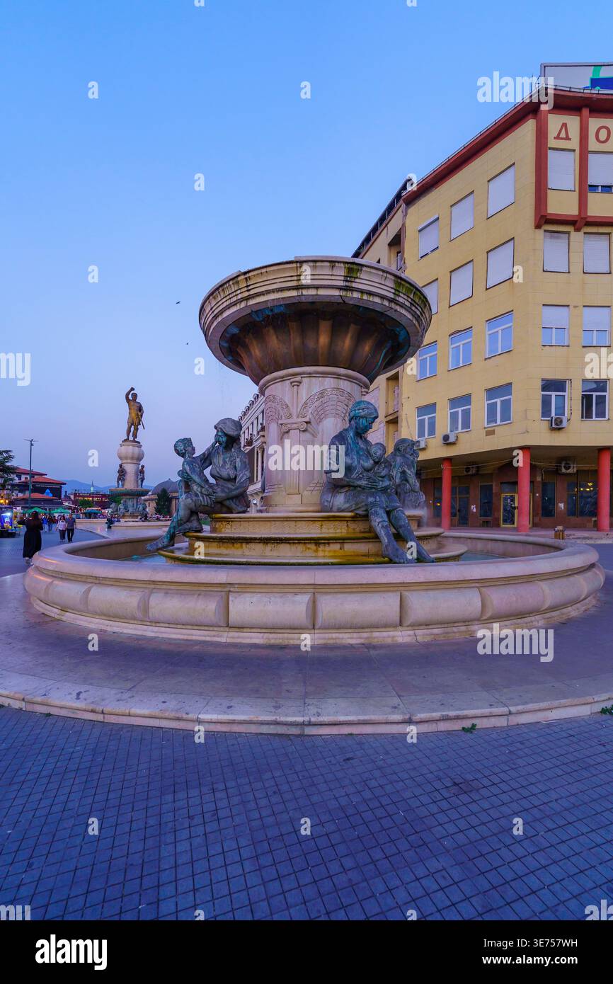 Skopje, Macedonia del Nord - 5 ottobre 2023: Vista al tramonto della Fontana di Olimpia (madre di Alessandro III), a Skopje, Macedonia del Nord Foto Stock