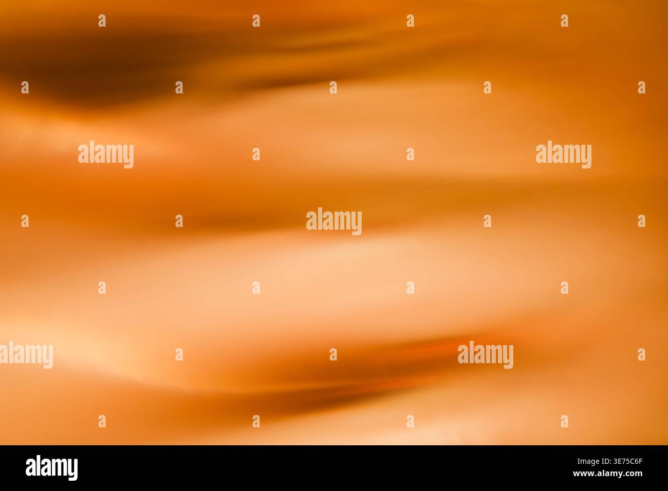 Sfondo astratto caldo color ambra e arancione con effetti di luce liquida Foto Stock
