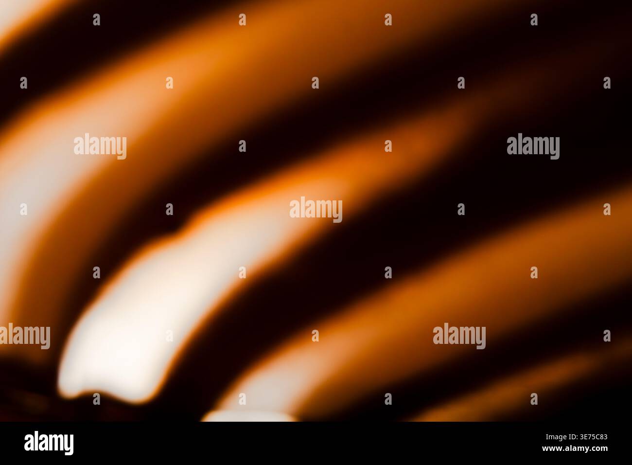 Sfondo astratto con onde luminose calde dinamiche e linee sfocate Foto Stock